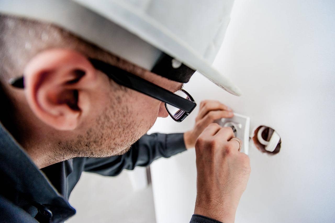 Reasons Homeowners Should Hire Electrical Contractors